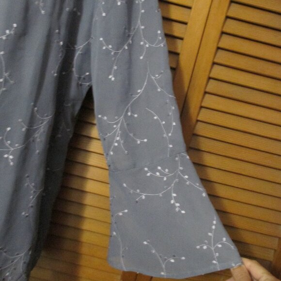 Krazy Kat top gray & light gray embroidered feminine top like new size XL - Picture 5 of 8